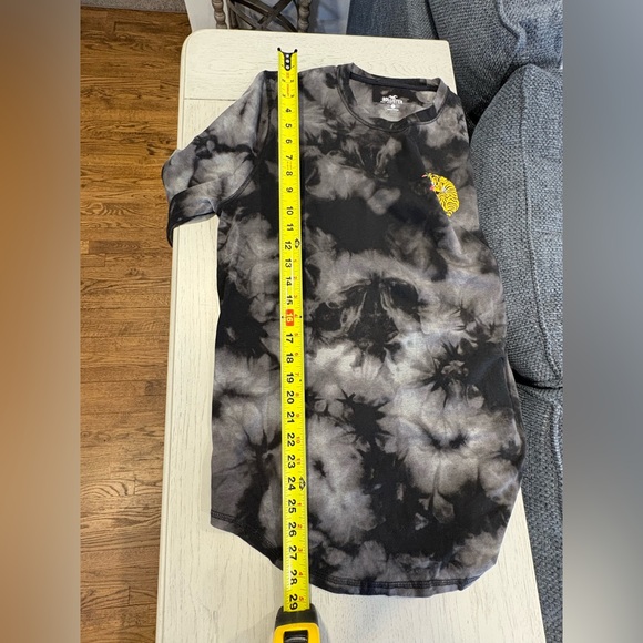 Hollister Black and Gray Curved Hem Tee - Picture 7 of 10